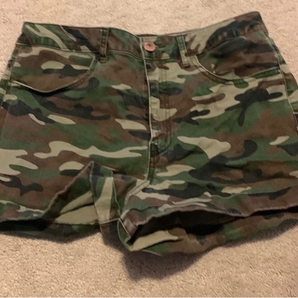 Shorts camouflage womens size 29. Good condition. - Picture 1 of 4